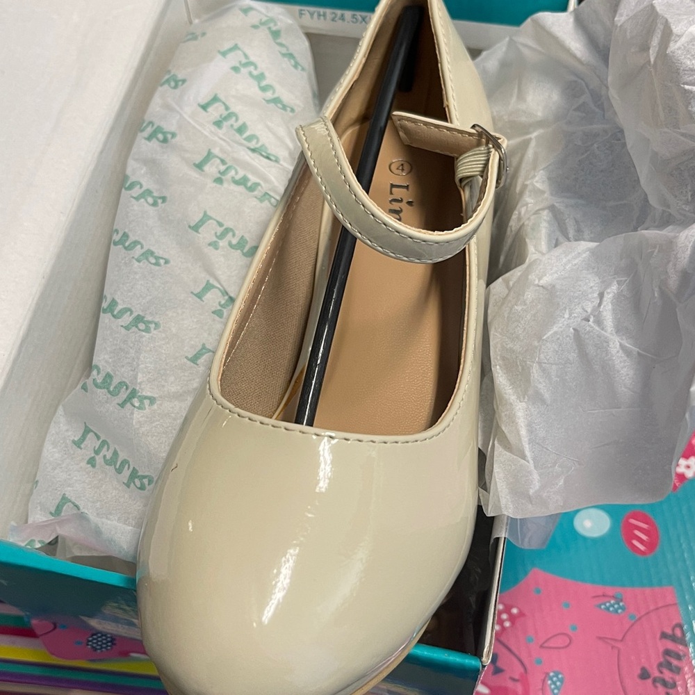 Link Cream Patent Mary Jane Shoes - Picture 2 of 2